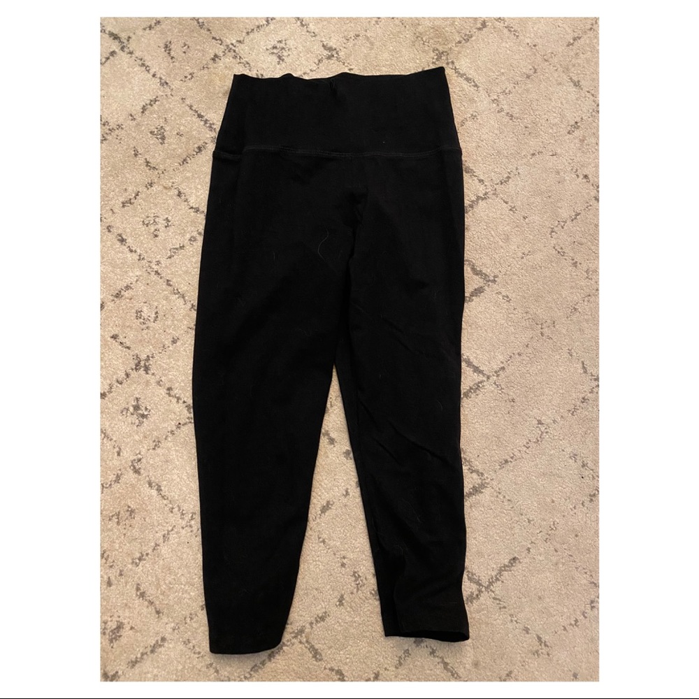 Black capri yoga pants